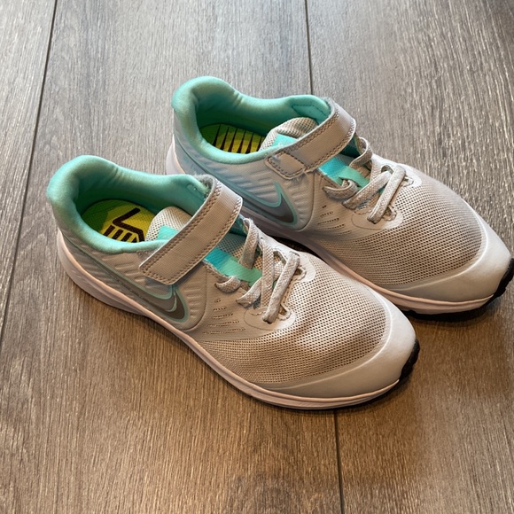 Girls Nike Runners. Grey with light teal. Size: 2Y - Picture 2 of 8